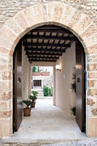 an entrance to a building with an archway at Residence San Martino in Erice
