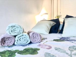 Una cama con toallas encima. en przytulne mieszkanie, en Varsovia