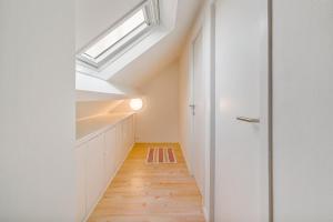 a skylight in the ceiling of a room with a hallway at Duinenhuisje in Ostend