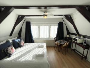 een slaapkamer met een groot bed en een tafel bij Flinder Amsterdam in Amsterdam