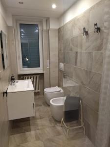 een badkamer met een toilet en een wastafel bij Appartamento in centro Cuneo. in Cuneo