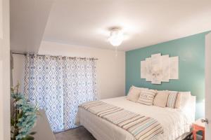 1 dormitorio con cama y pared azul en 201D Jenns Bay Retreat, en Myrtle Beach