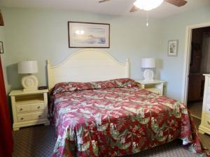 een slaapkamer met een bed en twee nachtkastjes met lampen bij Deerfield Plantation 217A2 in Myrtle Beach