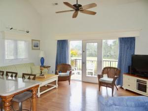 een woonkamer met een bank en een tafel bij Deerfield Plantation 217A2 in Myrtle Beach