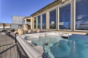 bañera de hidromasaje en la cubierta de una casa en Remodeled Home with Spa and Deck Walk to Dillon Beach, en Dillon Beach