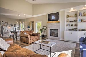 Μια τηλεόραση ή/και κέντρο ψυχαγωγίας στο Remodeled Home with Spa and Deck Walk to Dillon Beach