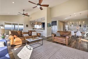 Sala de estar con 2 sofás y mesa en Remodeled Home with Spa and Deck Walk to Dillon Beach, en Dillon Beach