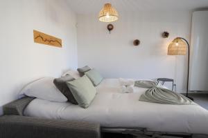 1 dormitorio con 1 cama blanca grande y 2 luces en Reflet du Parmelan Annecy, en Annecy