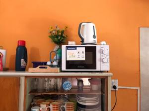 a microwave sitting on top of a table at El Descanso Housse II in San Miguel de Tucumán