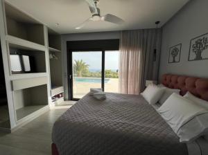 斯沃倫塔的住宿－Avithos Blue Villas，一间卧室设有一张床,享有海景