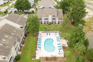 een luchtzicht op een huis met een zwembad bij Golf Colony Resort 36F in Myrtle Beach