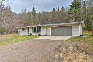 una casa con garaje y entrada en Four-Season Home on Scenic Bluff Country Acreage! en Black River Falls