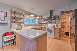 Η κουζίνα ή μικρή κουζίνα στο Four-Season Home on Scenic Bluff Country Acreage!