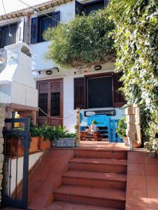 una casa con una escalera que conduce al patio delantero en VILLA CORALLINA en San Vito lo Capo
