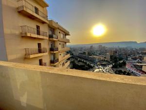 Blick auf die Stadt von einem Gebäude in der Unterkunft Tulipe appartement in Oran