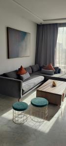 sala de estar con sofá y 2 taburetes en B-LIVING LUXURY APARTMENTS en Casablanca