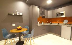 卡薩布蘭卡的住宿－B-LIVING LUXURY APARTMENTS，厨房配有桌椅和水槽。
