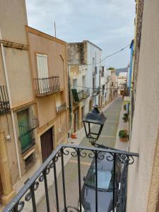 - Balcón con vistas a un callejón en Casa de Pueblo Encantadora en San Jordi, Castellon, en Sant Jordi