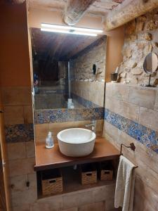 y baño con lavabo y espejo. en Casa de Pueblo Encantadora en San Jordi, Castellon, en Sant Jordi