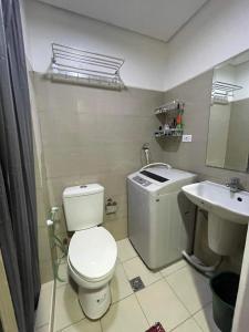 ein Bad mit einem WC und einem Waschbecken in der Unterkunft EZBeds Mall of Asia in Manila