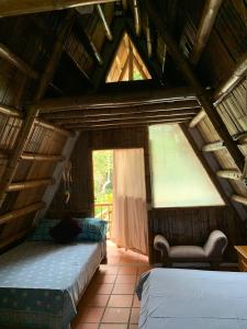 1 dormitorio con 2 camas en una casa de madera en Villa Anita - Acuérdate de Mi. en Neiva
