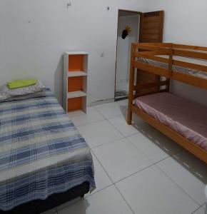 a bedroom with a bunk bed and a tiled floor at Casa ampla e agradável no Barramares, Luis Correia in Luis Correia