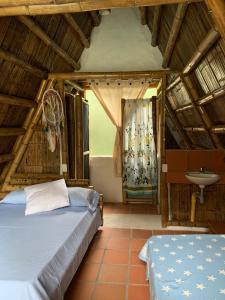 1 dormitorio con 1 cama y lavamanos en una habitación en Villa Anita - Acuérdate de Mi. en Neiva
