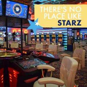 um casino de estrelas com mesas de póquer e cadeiras em Sunset Beach View - Luxury Studio next to The Morgan Resort em Maho Reef