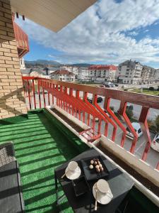 einen Balkon mit einem Tisch und Stadtblick in der Unterkunft President Lux Apartment in Pale
