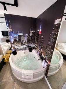eine Whirlpool-Badewanne mit Stadtblick in der Unterkunft President Lux Apartment in Pale