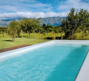 una piscina con vistas a las montañas en La Catalina Suites de Campo en Nono