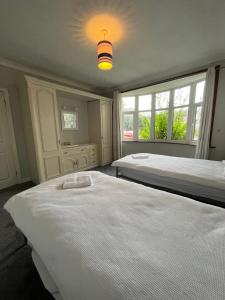 um quarto com 2 camas e uma janela em 19A Stourwood Avenue em Southbourne