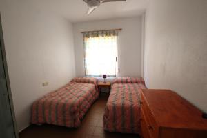 A bed or beds in a room at CHALET CON PISCINA A 100m DE LA PLAYA LA MANGA