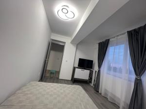 Телевизор и/или развлекательный центр в Lovely flat with bathtub 5 mins from center +7 фотографий
