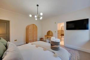 Postel nebo postele na pokoji v ubytování Newly renovated 4 Bedroom Cottage with Wood Burner
