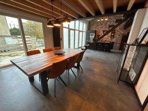 - une salle à manger avec une table et des chaises en bois dans l'établissement LFA Magnifique loft véritable avec sauna, à Flémalle-Grande