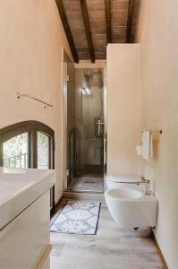 y baño con aseo, lavabo y ducha. en FAETOLE typical Tuscan country house near FLORENCE, en Capannuccia