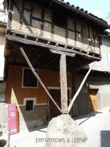The building in which a vendégházakat is located
