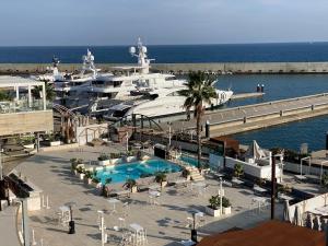 una barca ormeggiata in un porto turistico con uno yacht di Barco muy romantico con parking! a Barcellona