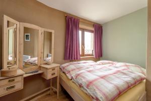 1 dormitorio con cama y espejo en Kleine Ferienwohnung auf dem Land, Haus Hans Stepha en Gößweinstein