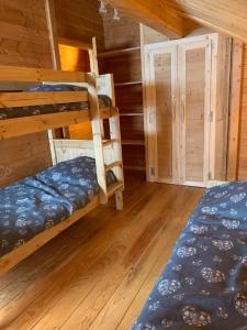 a bedroom with two bunk beds in a cabin at Chalet savoyard indépendant in La Toussuire