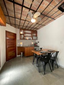 科尔多瓦Encantador Duplex cerca de todo的带桌子和吊扇的餐厅