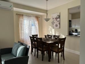 Η κουζίνα ή μικρή κουζίνα στο Seamist villa @Oceanpointe Lucea comfy 2BR w/pool gym & parking