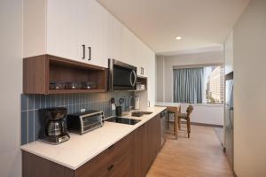 een keuken met een aanrecht met een magnetron bij Staybridge Suites Wilmington Downtown, an IHG Hotel in Wilmington