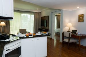 a kitchen and living room in a hotel room at Aparta Hotel Torres de Suites in Quito