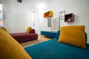 a living room with a couch and a chair at Splendido appartamento nel centro di Roma, Monti in Rome