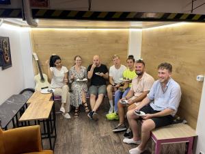 eine Gruppe von Menschen, die in einem Raum sitzen in der Unterkunft Rodin Hostel in Istanbul