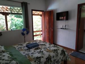 Un dormitorio con una cama con una bolsa. en Estadia cipó, en Serra do Cipo