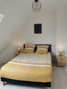 ein Schlafzimmer mit einem Bett mit zwei Lampen in der Unterkunft Maison de vacances proche des plages et du GR34 in Sibiril