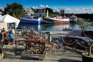 eine Gruppe von Booten wird an einem Yachthafen angedockt in der Unterkunft Maison de vacances proche des plages et du GR34 in Sibiril